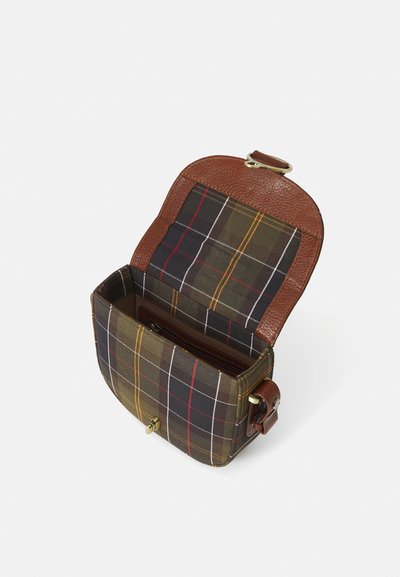 Sac à main en cuir marron avec un intérieur en tissu à carreaux dans des tons terreux. Dispose d'une fermeture à loquet et d'un seul compartiment pour le rangement.