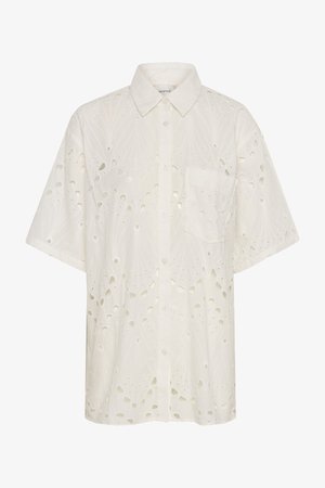 Camisa branca de mangas curtas com um padrão recortado, frente com botões e um único bolso no peito. Feita de tecido leve.