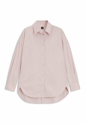 Lys pink skjorte med knapper, struktureret krave, lange ærmer og rund kant; har en forsiden yoke søm og diskrete syninger.