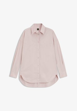 Lys pink skjorte med knapper, struktureret krave, lange ærmer og rund kant; har en forsiden yoke søm og diskrete syninger.