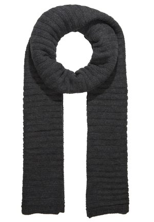 Donkergrijze geribbelde gebreide sjaal in een lus gevouwen met twee lange uiteinden die recht naar beneden hangen.