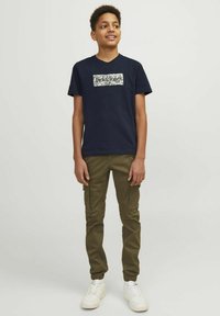 Jack & Jones Junior GEDRUCKT - T-shirt print - dunkelblau
