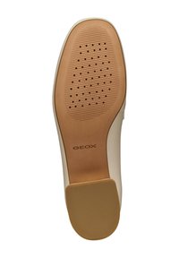 Suola della scarpa in gomma liscia color beige, con motivo di presa testurizzato e fori di ventilazione. Presenta il logo "GEOX" vicino al tallone.