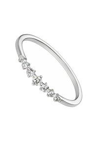 Anillo de plata con una banda delgada que presenta seis piedras preciosas redondas y transparentes engastadas en garras, mostrando un acabado pulido y un diseño minimalista.
