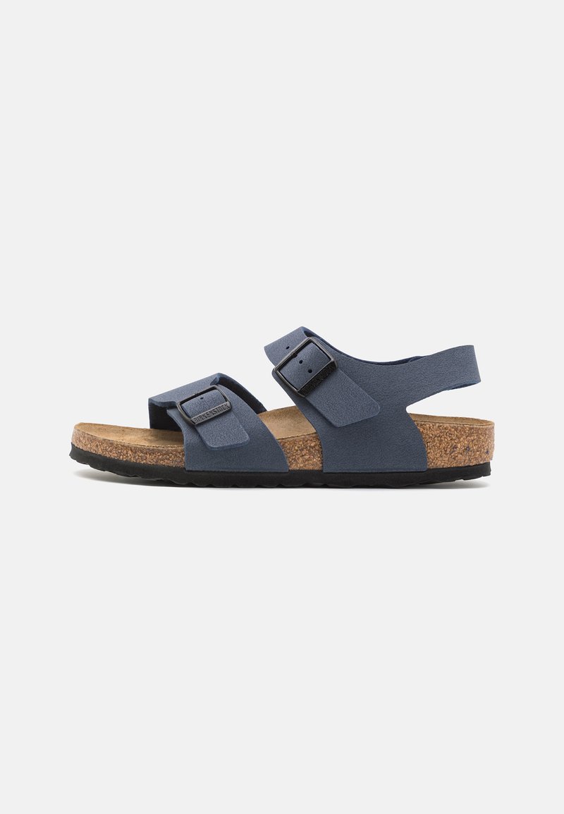 Blå to-rem sandal med justerbare spenner, korkfotseng og svart gummisåle. Mykt semsket materiale med minimalistisk design.