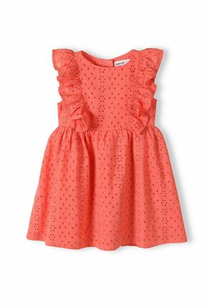 Koraalroze mouwloos peuterjurkje van oogletstof met gerimpelde schouderbandjes, een geplooide taille en een ronde halslijn.