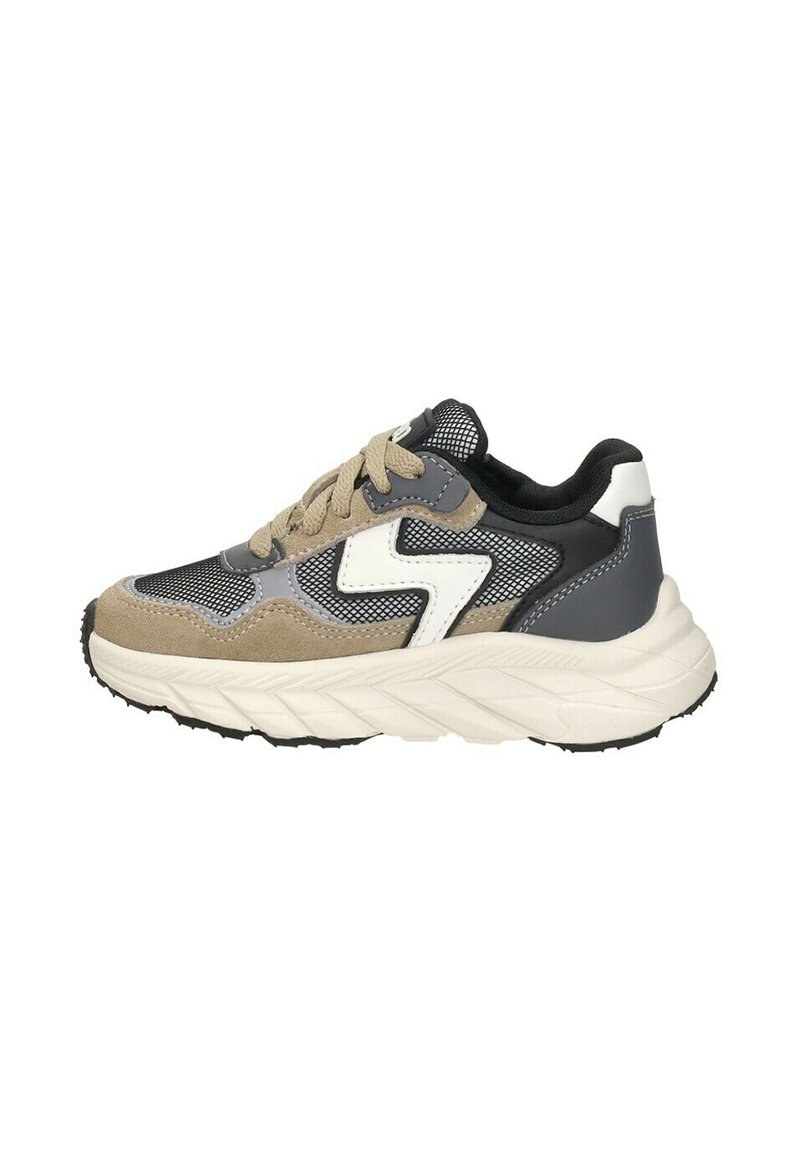 Sneakers met een combinatie van grijze mesh, suede en witte accenten. Dikke witte zool met een gestructureerd profiel; beige en grijs kleurenpalet.