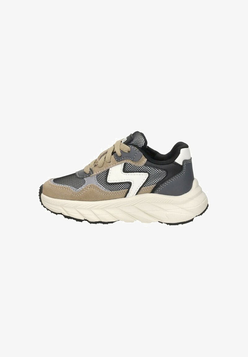 Sneaker aus einer Kombination von grauem Mesh, Wildleder und weißen Akzenten. Dicke weiße Sohle mit strukturiertem Profil; beige und graues Farbschema.