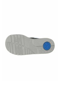 Šedá gumová podrážka boty s texturovaným vzorem pro lepší přilnavost, se modrým kruhovým akcentem označeným "SUPER" a "ABSORB" poblíž paty.