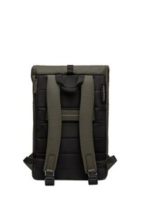 Sac à dos rectangulaire en tissu noir rembourré avec des accents vert olive. Présente des bretelles réglables et une poignée supérieure pour le transport.