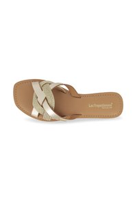 Sandalo flat con suola in pelle marrone chiaro, caratterizzato da fasce intrecciate beige e un motivo incrociato. Finitura liscia con dettagli di cucitura minimi.