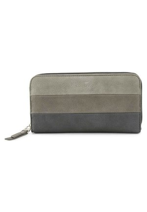 Graue Lederbörse mit einem Reißverschluss. Sie verfügt über drei horizontale Bänder in verschiedenen Grautönen, eine glatte Textur und ein metallisches Logo-Detail.