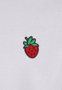 Un textile blanc orné d'un petit motif en broderie représentant une fraise avec un corps rouge, des graines noires et des feuilles vertes. Esthétique simple et épurée.