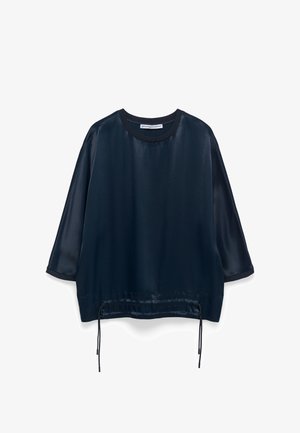 Marineblauwe satijnen blouse met ronde hals, driekwart mouwen en verstelbare koord onderaan, gelabeld Adolfo Dominguez.