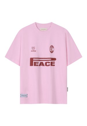 Vaaleanpunainen lyhythihainen t-paita, jossa marjapuuronvärinen teksti "PEACE", pieni kukkakuvio, "another"-teksti ja "ACL 2023" -logo rinnassa.