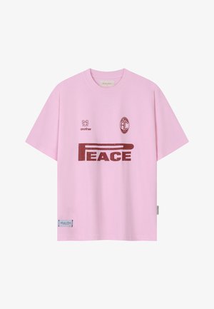 Hellrosa T-Shirt mit kurzen Ärmeln, mit dunkelrotem Text "PEACE", kleinem Blumenmuster, dem Schriftzug "another" und dem "ACL 2023" Logo auf der Brust.