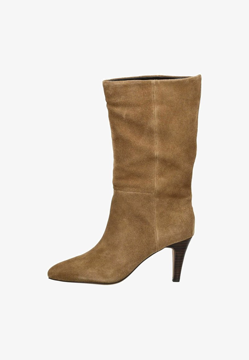 Brązowy zamszowy botek za kostkę z zwężającym się noskiem, wyposażony w smukły wysoki obcas oraz miękką, lekko opadającą sylwetkę.