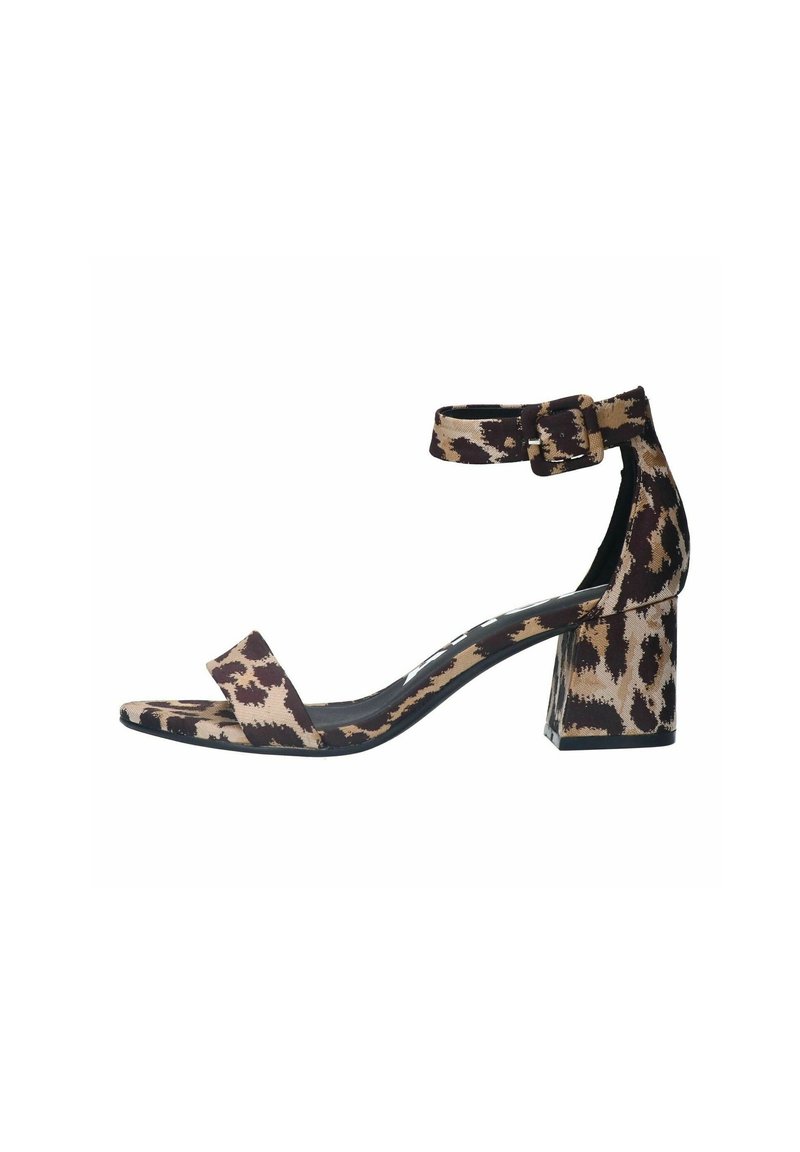 Sandalette à bride de cheville en imprimé léopard avec un bout carré et un talon block. Possède une semelle noire et un tissu texturé en tan et marron foncé.