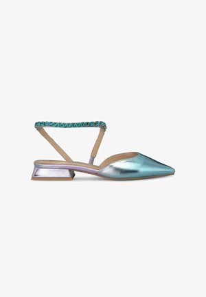 Zapato slingback metálico en color aqua con punta afilada, que presenta una correa con cuentas y un tacón bajo y cuadrado en plata. Textura de cuero suave.