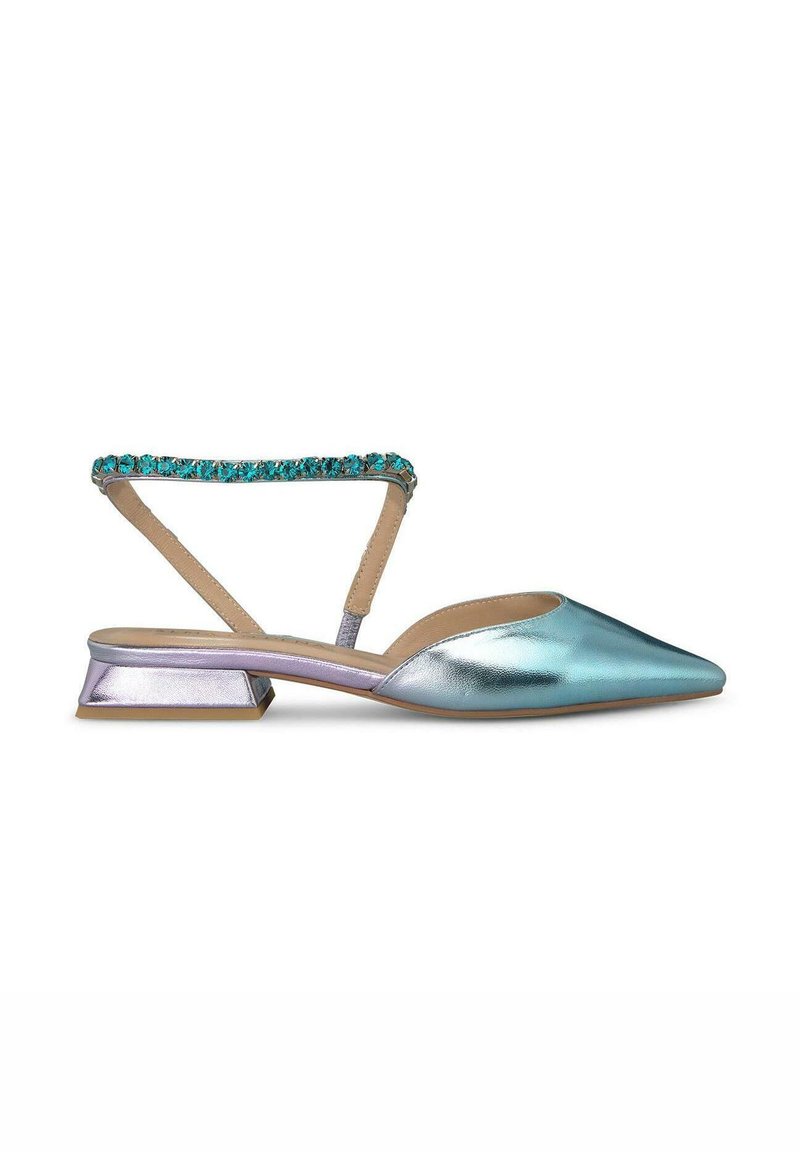 Aqua metalen slingback schoen met een spitse neus, voorzien van een bewerkte band en een lage blokhak in zilver. Glad lederen textuur.