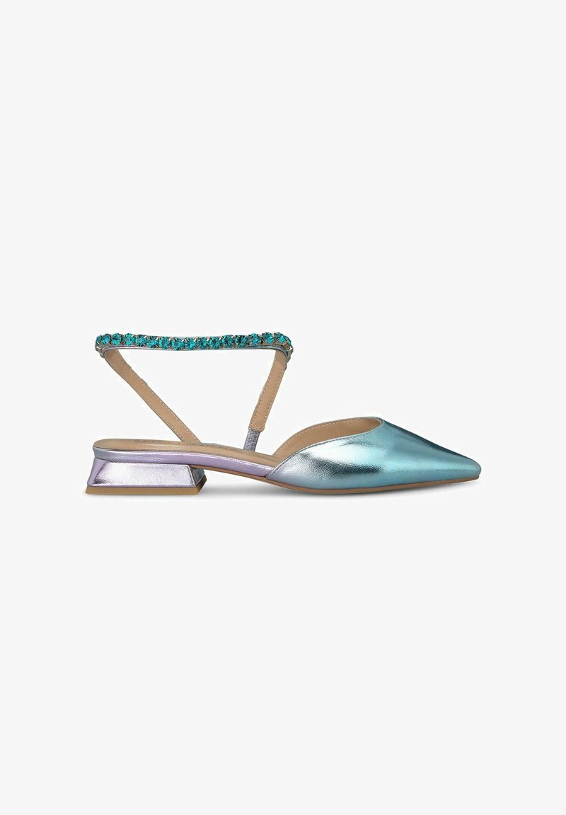 Aqua metalen slingback schoen met een spitse neus, voorzien van een bewerkte band en een lage blokhak in zilver. Glad lederen textuur.