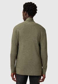 Grüner Strickpullover mit einem gerippten Textur, einem hohen Kragen und langen Ärmeln, mit einem geraden Saum hinten und seitlichen Schlitzen.