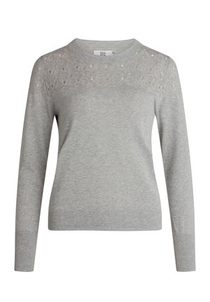 Siv sweater z dolgimi rokavi, okroglim ovratnikom in teksturiranim pletenim vzorcem na zgornjem delu, z diskretno svetlo akcentacijo.
