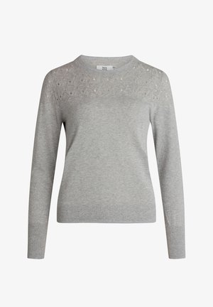 Siv sweater z dolgimi rokavi, okroglim ovratnikom in teksturiranim pletenim vzorcem na zgornjem delu, z diskretno svetlo akcentacijo.