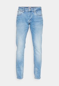 Jeans de mezclilla azul claro con corte ajustado, cinco bolsillos y cierre de botón. Presentan un ligero desgaste y costuras en contraste.