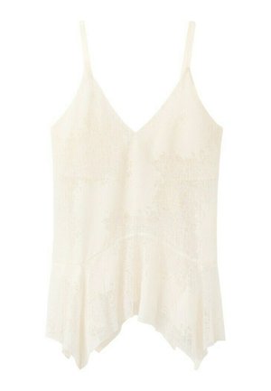 Camiseta blanca sin mangas con escote en V, tirantes delgados ajustables, detalles de encaje y dobladillo asimétrico tipo pañuelo.