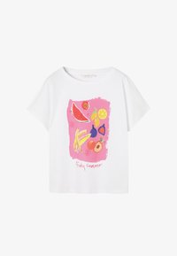 Camiseta blanca con ilustraciones coloridas de frutas que incluyen sandía, limón, plátano, higo y melocotón sobre un fondo rosa y el texto "Verano afrutado".