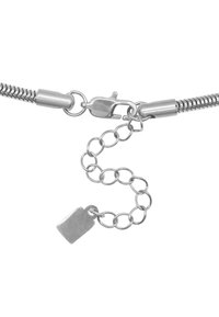 Catena in metallo argentato con chiusura a gancio a polpo e una linguetta piatta. La catena presenta anelli circolari, con una texture decorativa e una costruzione robusta.