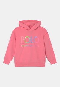 Sudadera rosa con el texto "POLO RALPH LAUREN" en colores del arcoíris en el pecho y un bolsillo frontal tipo canguro, mostrado sobre un fondo blanco.