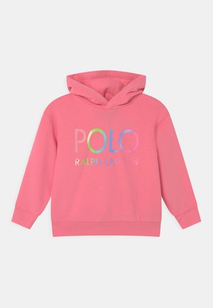 Różowa bluza z kapturem z tęczowym napisem "POLO RALPH LAUREN" na piersiach oraz kieszenią z przodu, prezentowana na białym tle.