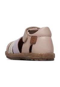 Lädersandal med ljusrosa och lavendelfärgade ränder, kardborreband, öppna sidor, texturerad sula och en liten brun logotyp nära hälen.