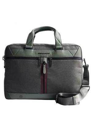 Borsa in tessuto grigia con dettagli in pelle verde scuro, dotata di due cerniere frontali e una tracolla removibile. Design rettangolare con manici strutturati.