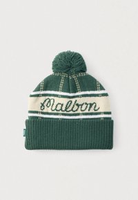 Πλεκτό πράσινο σκουφάκι με λευκό και κρεμ ριγέ σχέδιο και το κείμενο «Malbon». Ανάμεσα στο σκουφάκι υπάρχει μια αφράτη φουντίτσα και ριμπ μανσέτα.