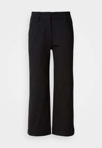 Pantalon noir à jambes larges avec passants pour ceinture et fermeture éclair à l'avant sur un fond blanc uni.