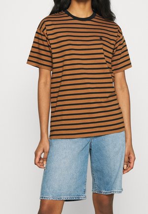 Bruin-zwart gestreept katoenen T-shirt met een ronde hals, voorzien van een borstzakje en een losse pasvorm, gecombineerd met lichtblauwe denim shorts.