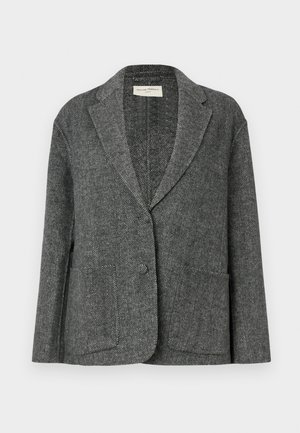 Šedý vzorovaný blejzr vyrobený z texturované tkaniny, disponující klopovým límcem, dvěma předními kapsami a zapínáním na jeden knoflík.