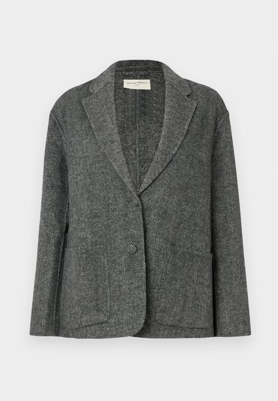 Pilkas herringbone stiliaus bleiseris, pagamintas iš tekstūruoto audinio, su iškirpte, dviem priekinėmis kišenėmis ir vieno mygtuko užsegimu.