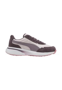 Scarpa sportiva viola e beige realizzata in suede e materiale a rete, con punta arrotondata, linguetta imbottita e suola in gomma testurizzata con accenti rosa.