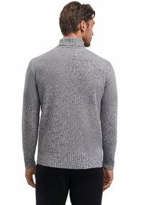 Maglione grigio a maglia con colletto alto, caratterizzato da un motivo testurizzato e polsini a costine. Il retro mostra un mix di tessuto liscio e macchiato.