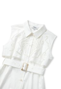 Witte katoenen jurk met een kraaghalslijn, voorzien van geborduurde patronen op het lijfje en een ceintuur in de taille voor een gedefinieerde silhouet.