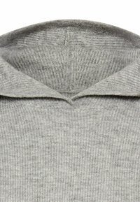 Pull en tricot gris avec une surface texturée, présentant un large col et un motif côtelé subtil sur l'ensemble du tissu.