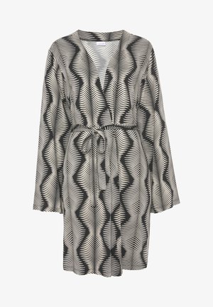 Langärmliger Kimono-Rob in Schwarz und Weiß. Mit einem wellenförmigen Zickzackmuster, V-Ausschnitt und einem Bindegürtel in der Taille für eine verstellbare Passform.