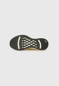 Crna gumena potplat s kružnim i ovalnim uzorcima, s bijelim midsole trakama i malim logotipom na području pete.