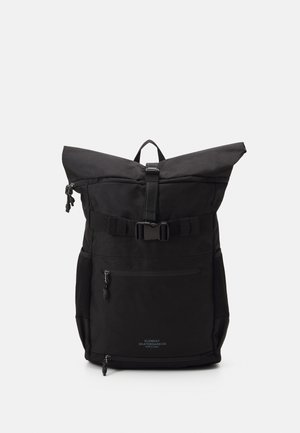 Černý plátěný batoh s rolovacím designem, nastavitelným uzávěrem na přezku, přední kapsou na zip, bočními síťovanými detaily a logem.