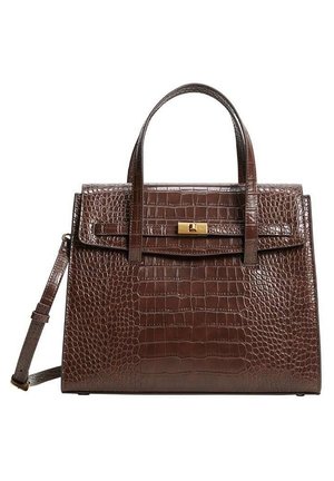 Bolso de mano de cuero marrón oscuro con estampado de cocodrilo, asas superiores, cierre de solapa con broche dorado y correa de hombro ajustable.