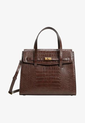 Bolso de mano de cuero marrón oscuro con estampado de cocodrilo, asas superiores, cierre de solapa con broche dorado y correa de hombro ajustable.